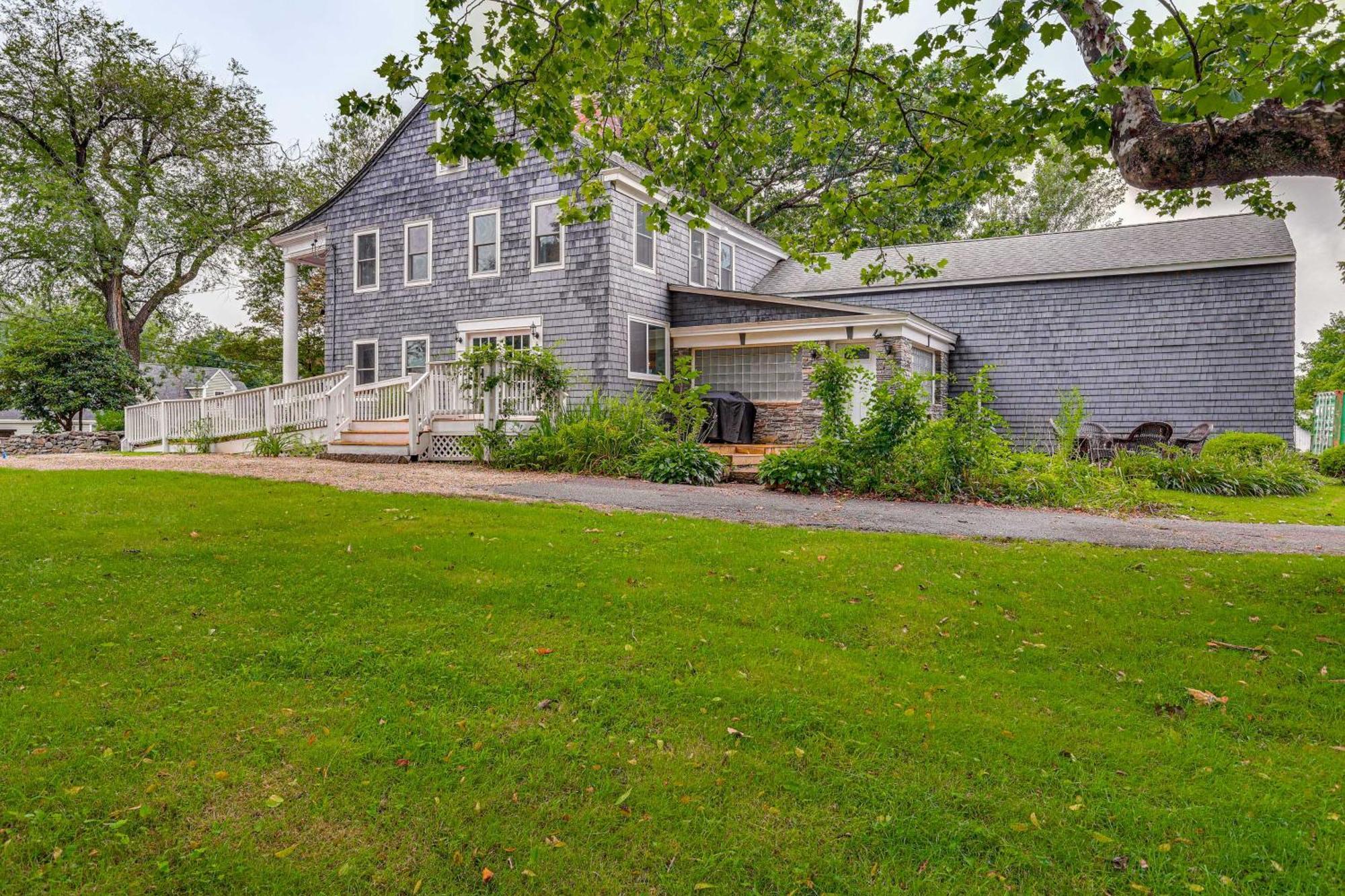 Quintessential New England Home With Patio And Grill! Putnam Exterior photo