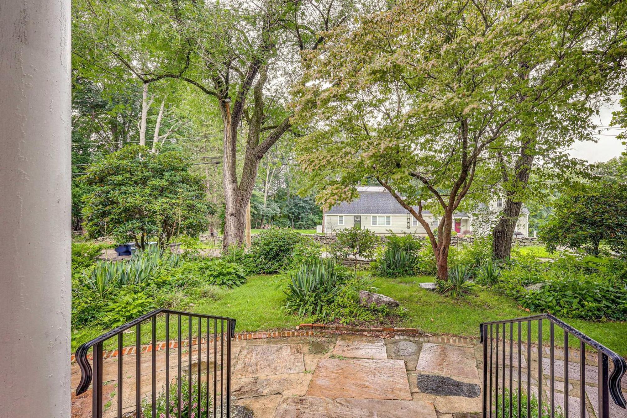 Quintessential New England Home With Patio And Grill! Putnam Exterior photo
